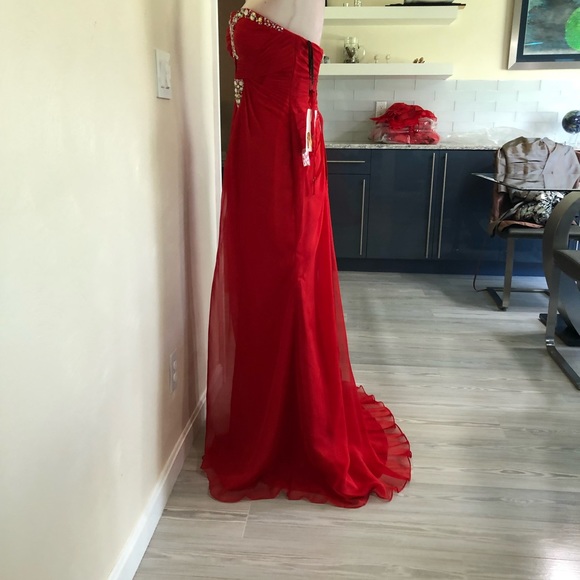 Red chiffon with front keyhole - Picture 3 of 14